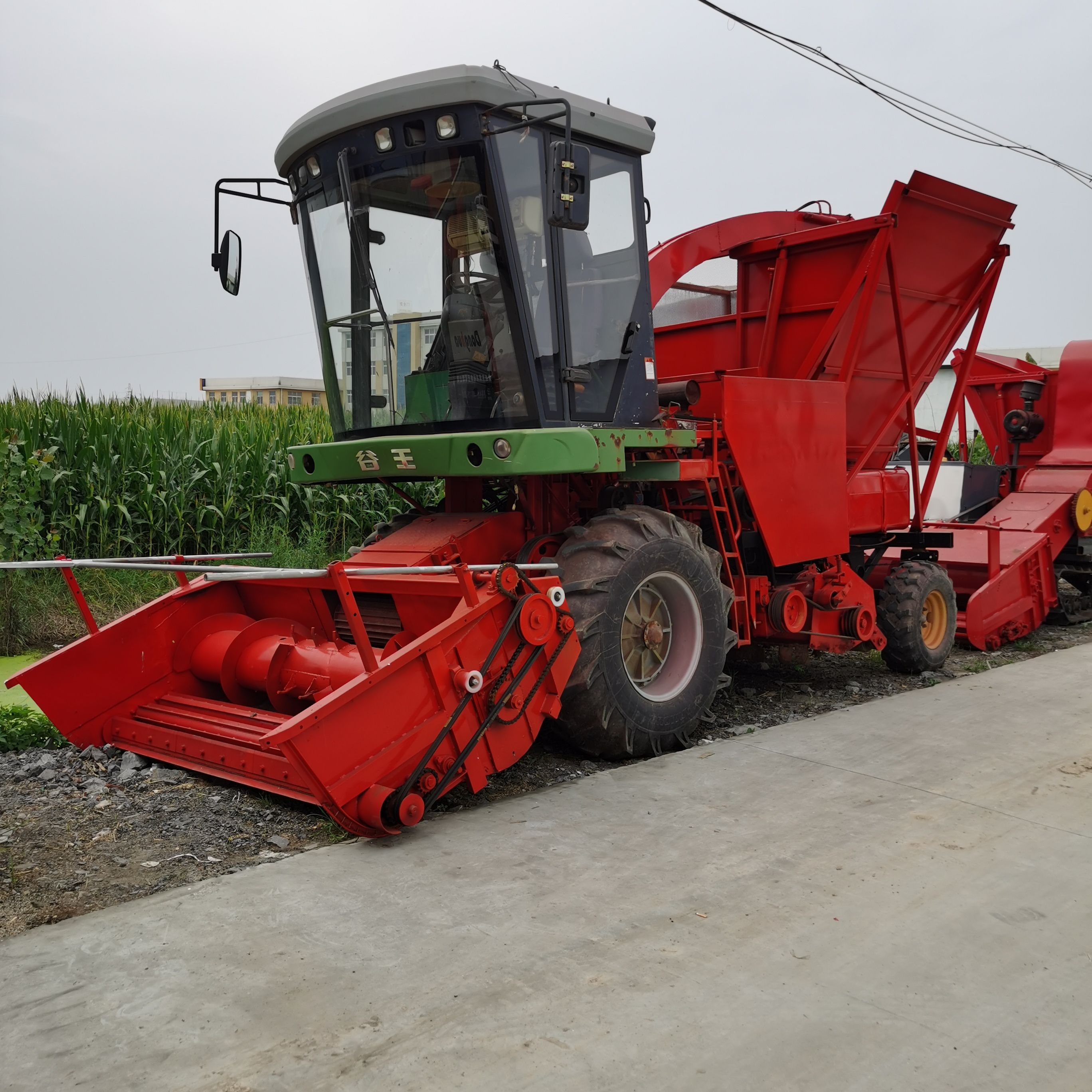 青贮机  履带式圆盘割台青储机，适合山区丘陵地带，转弯灵活，超控性好