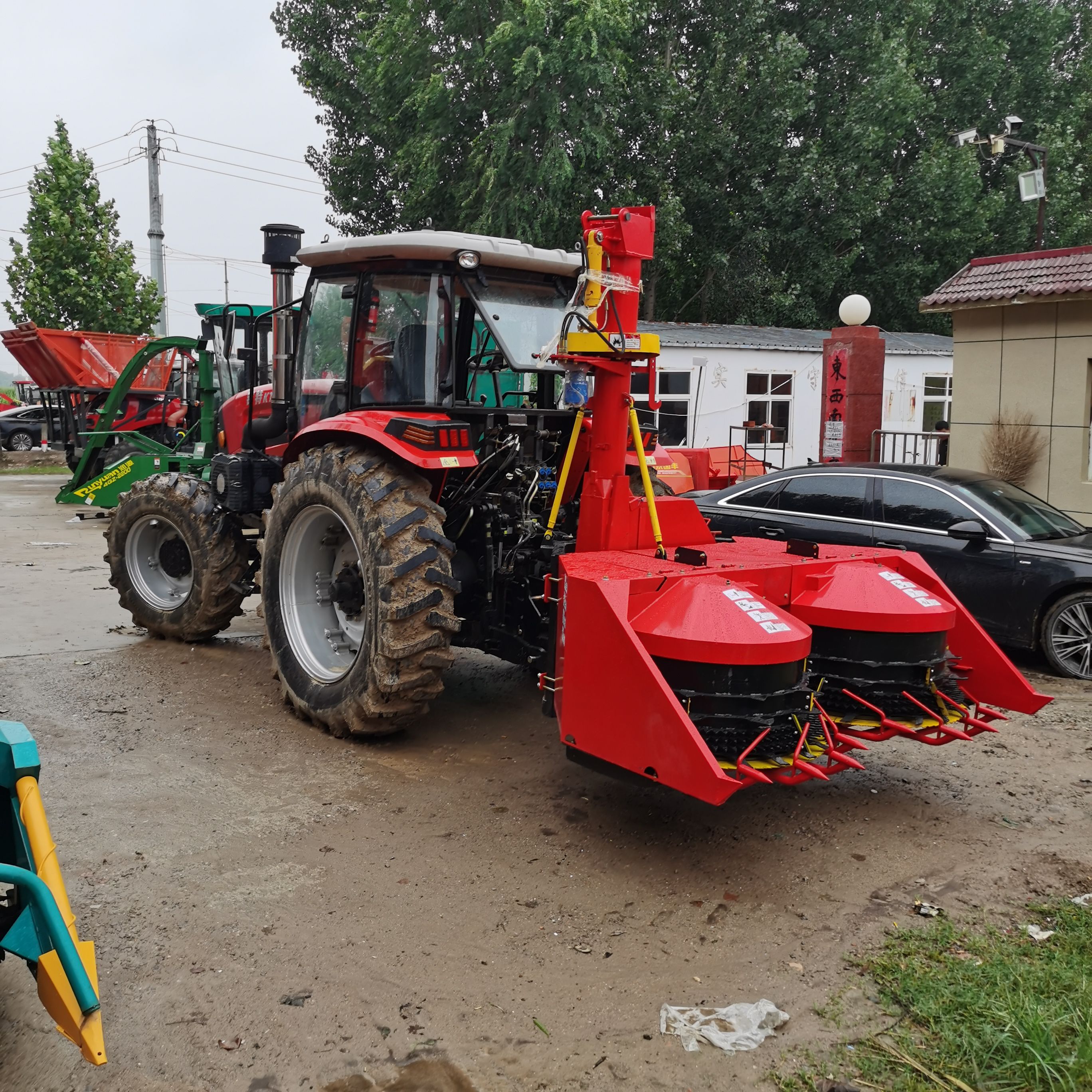 青贮机  履带式圆盘割台青储机，适合山区丘陵地带，转弯灵活，超控性好