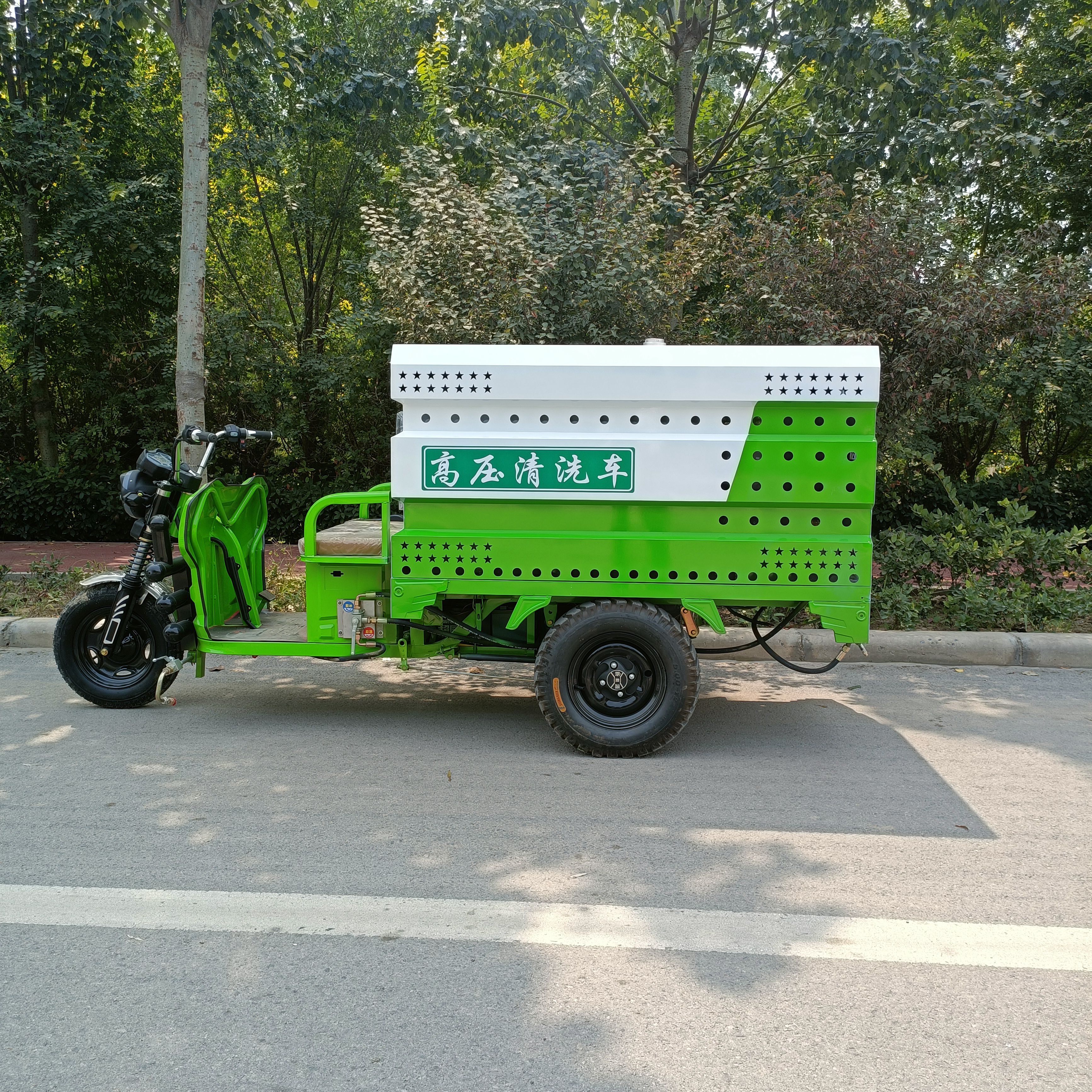 电动四轮洒水车