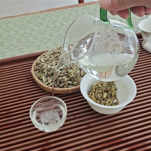临沧新白茶 白茶芽包，润甜生津，花香高扬，茶汤清透明亮
