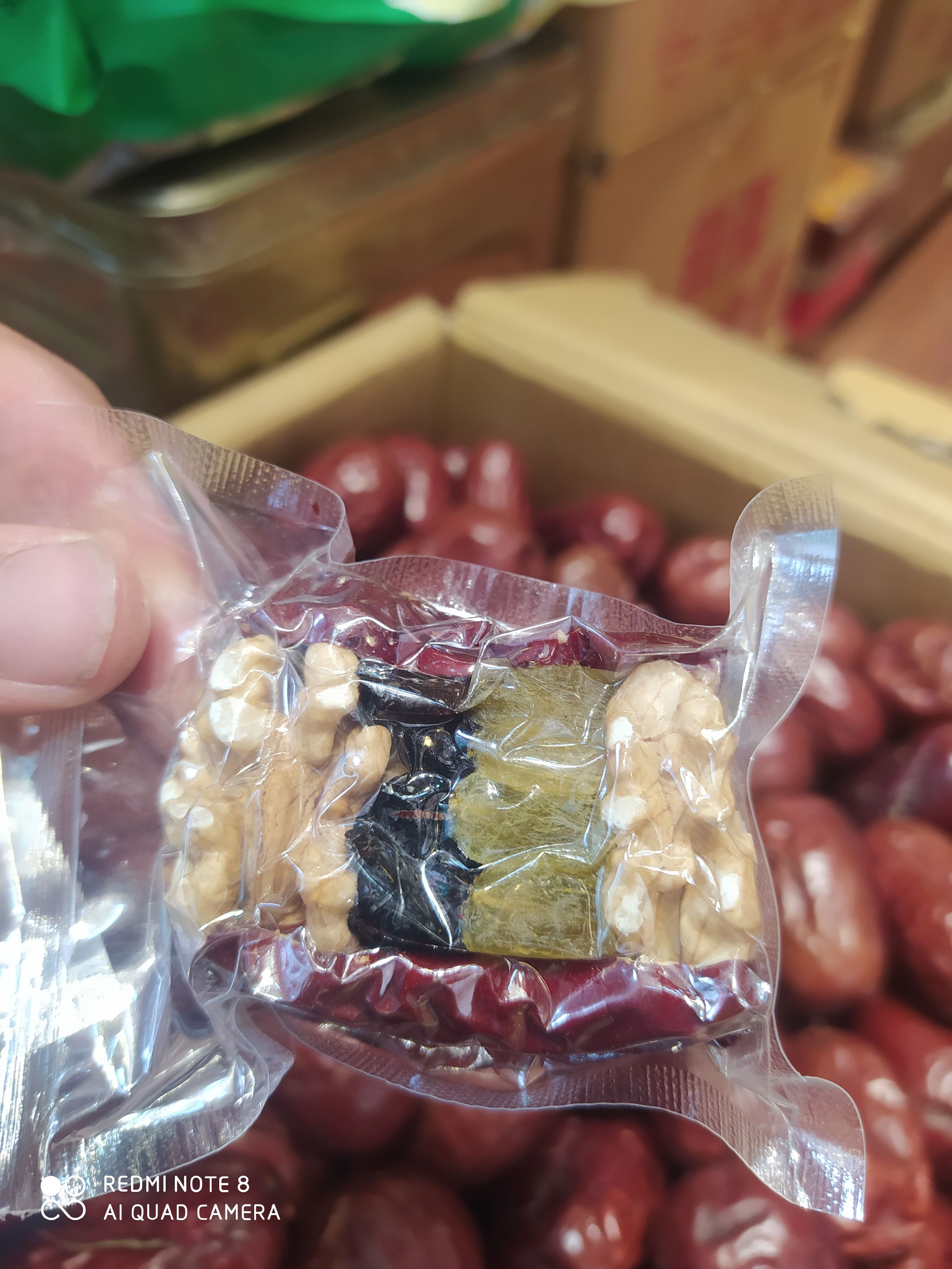 今年的新疆 枣夹核桃，口感正宗，纯手工，品质好，欢迎光临各位