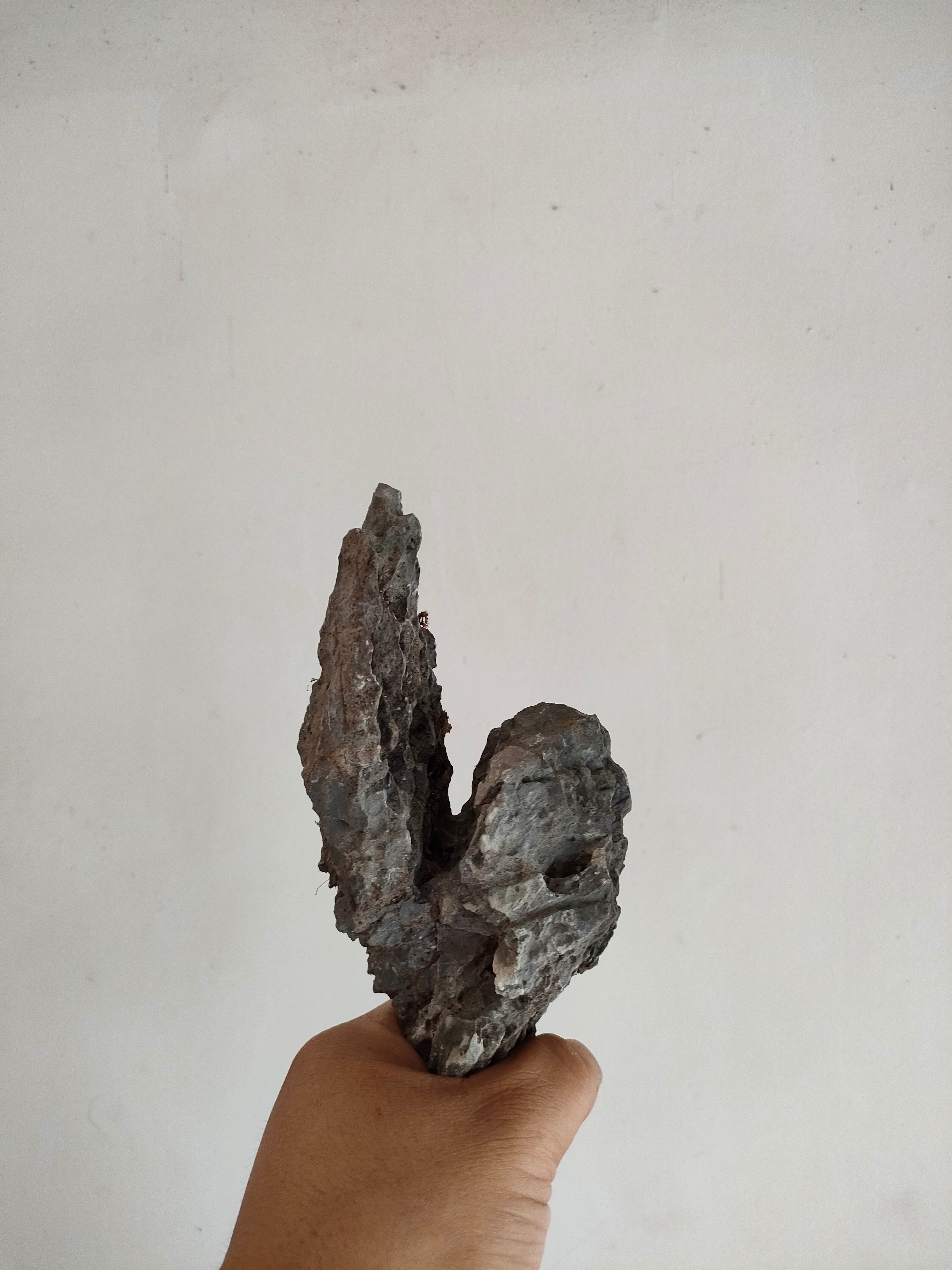 石头  英石，太湖石，黄腊石是中国四大名石，承接各种鱼池，假山。