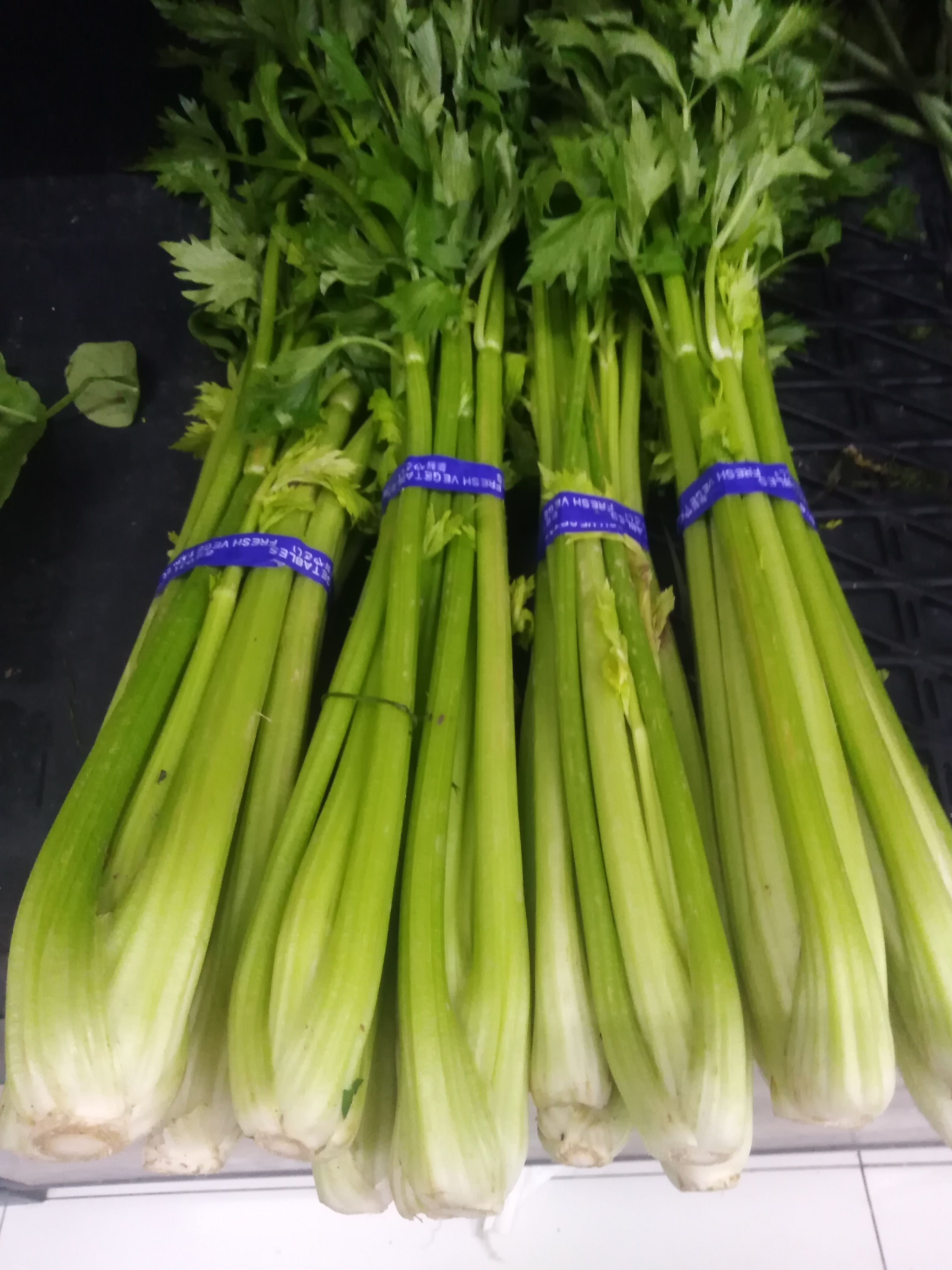 冬芹  大棚冬季芹菜，色泽翠绿，口感好无纤维，主芯黄亮，生吃之佳品。