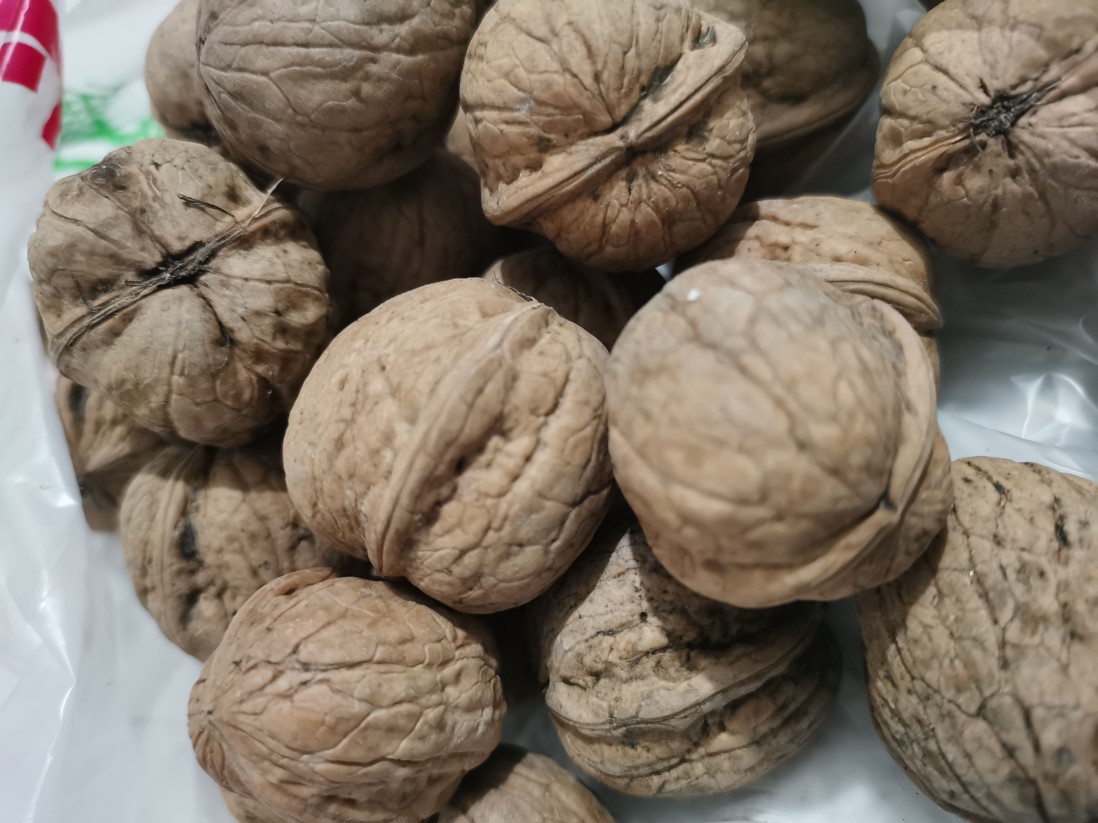 自家生产的优质已脱皮绵核桃，肉厚，口感细腻柔软。湿
