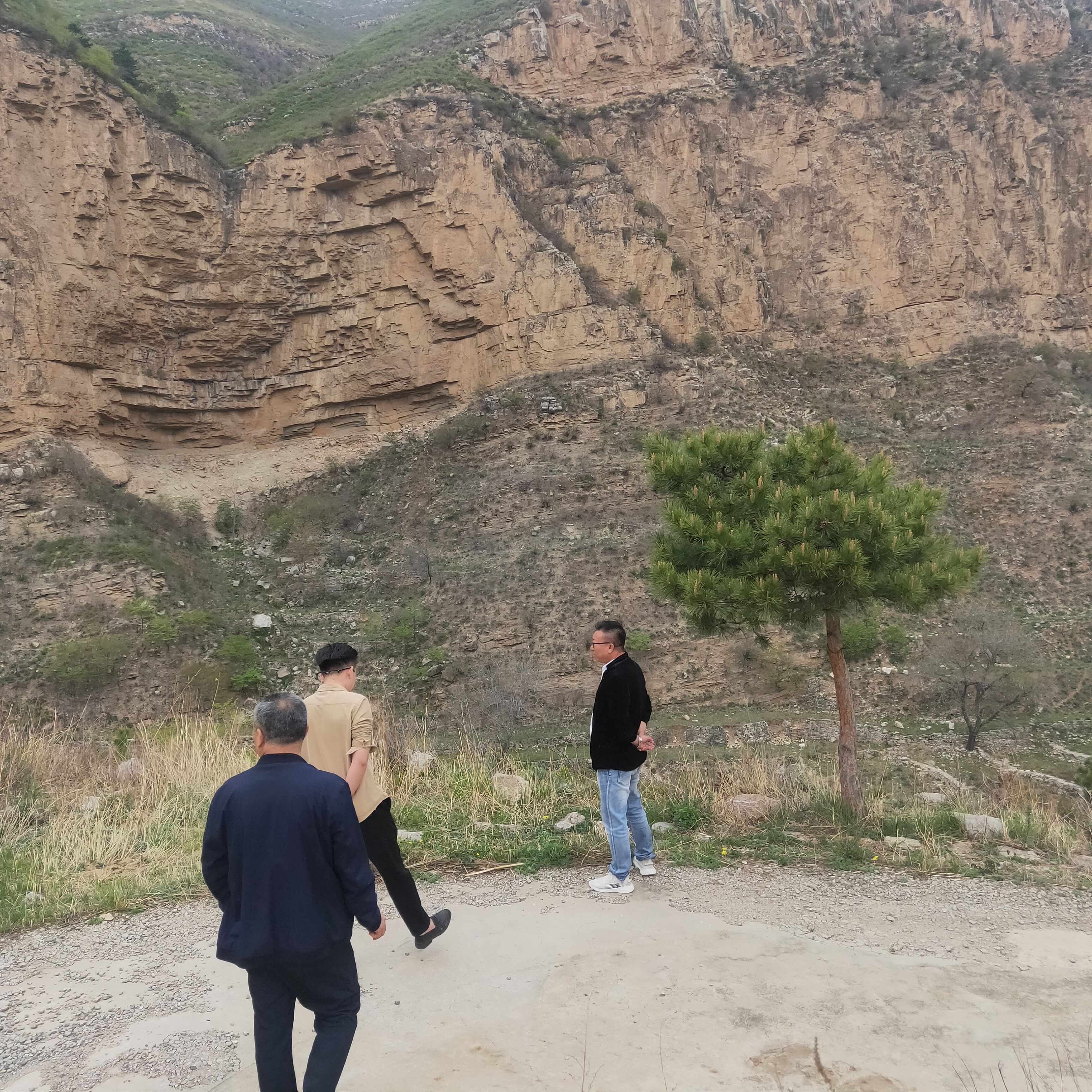 荒山荒地9000亩，全款600万