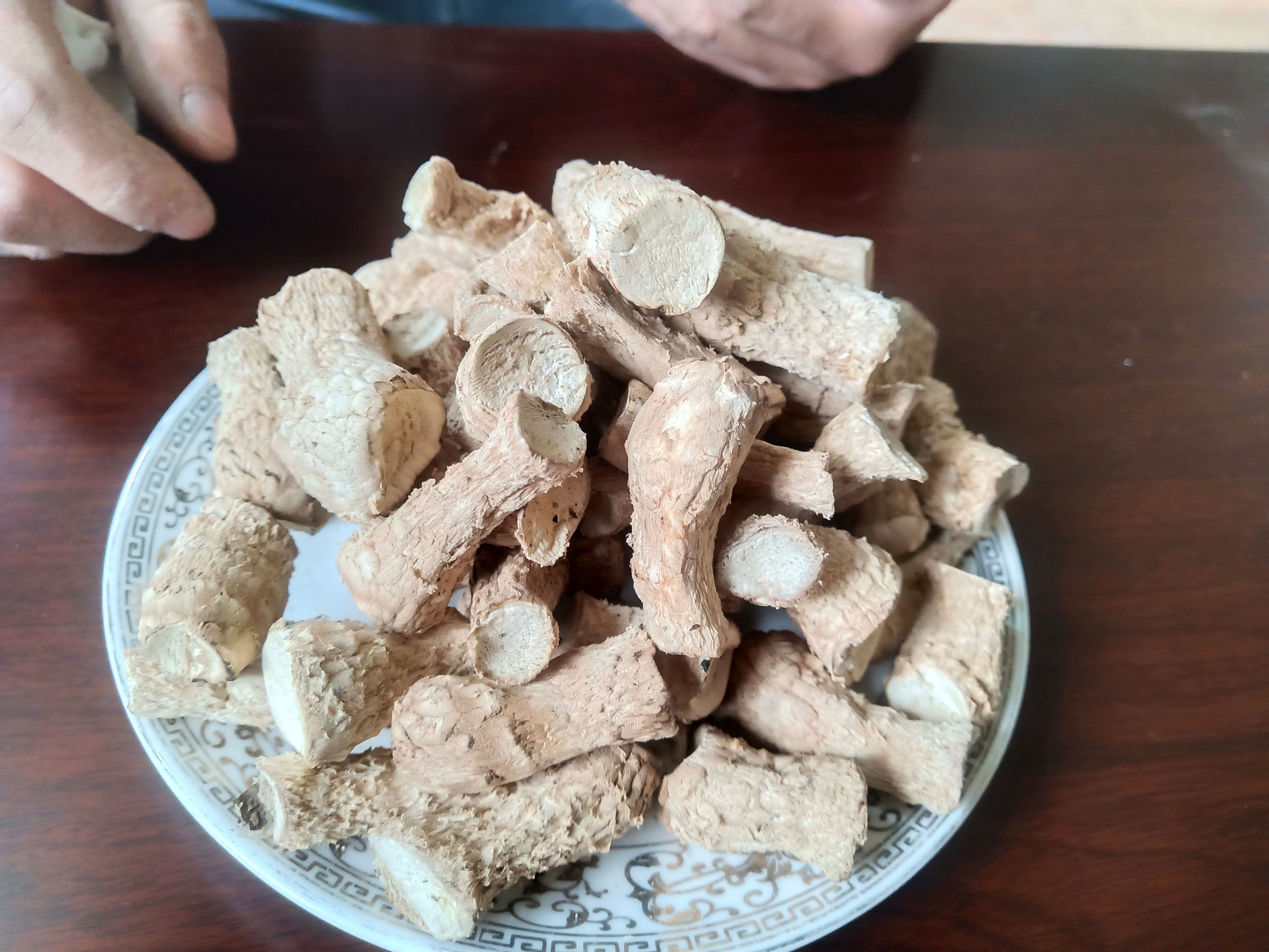 产地直发精剪双剪大号香菇脚、纯净度高，酱厂食品厂专用，干净！