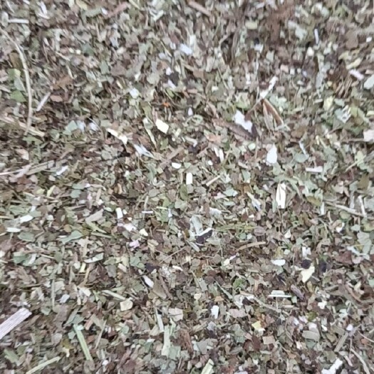 正阳县花生秧叶粉现场加工经过四层筛子筛选
