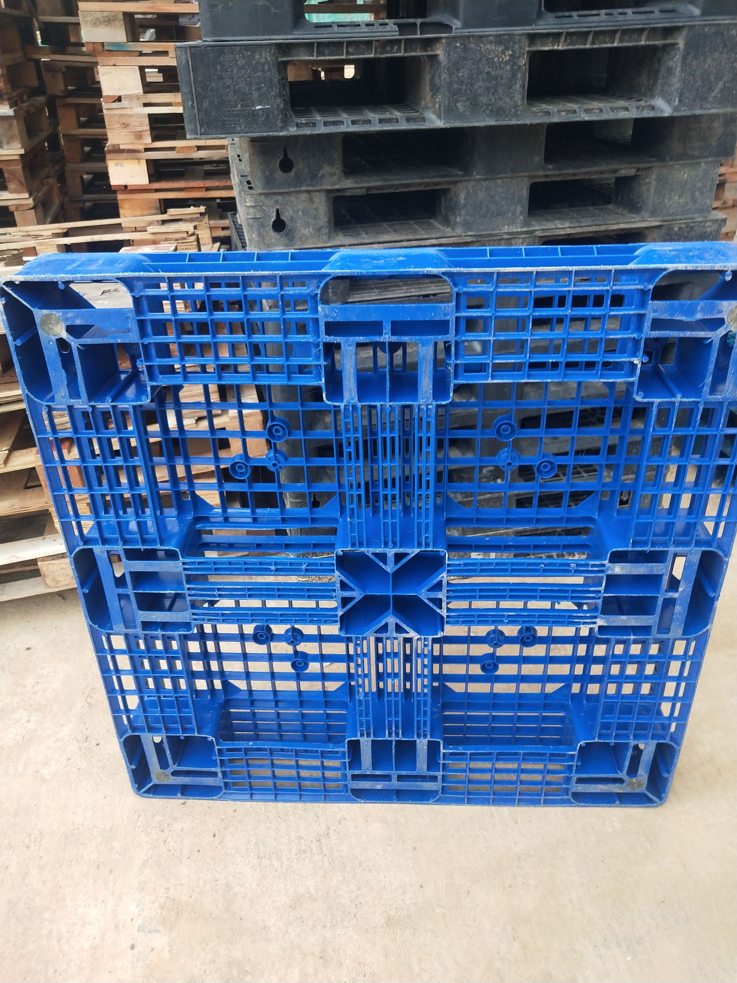 运输托盘 大量出售二手托盘，塑料木质托盘