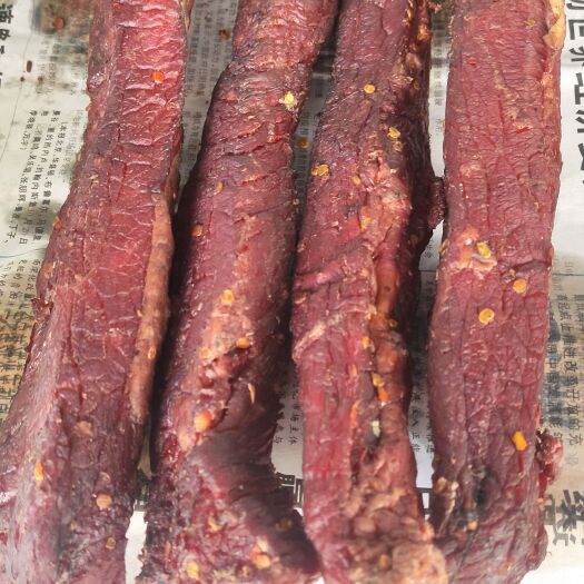 绿春县云南绿春，牛肉干吧。虽然用两年以上的牛肉。腌制24小时熏干