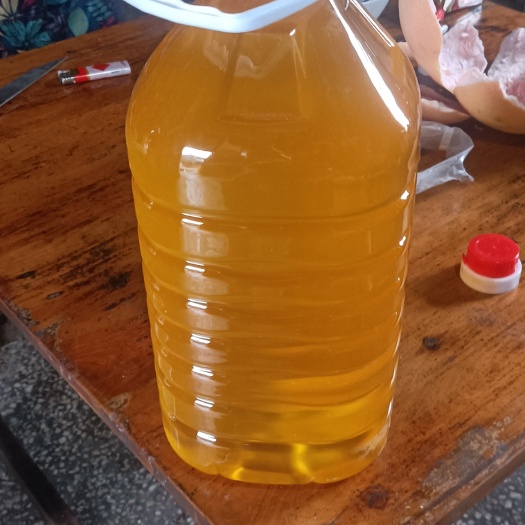 核桃油可直接食用的油，金黄色，原汁原味，纯粹核桃油。