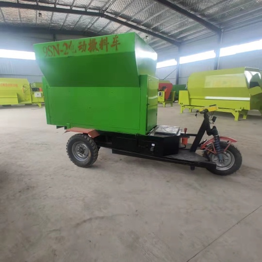 東平縣飼料撒料車 兩立方，三立方電動(dòng)撒料車，攪拌好的草料通過撒料車去投喂