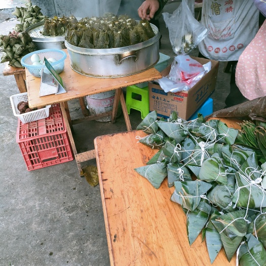 彭州市玉米面饼  馒头 豆浆馍馍安逸，新鲜出炉自家做的，回味年少的时