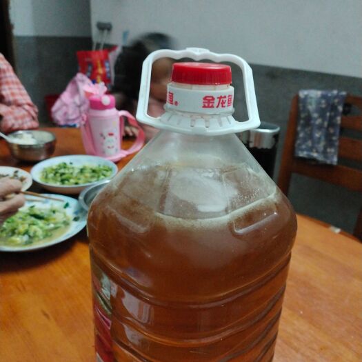 安远县自家自留山，山茶油。纯手工现榨，现有八九十斤