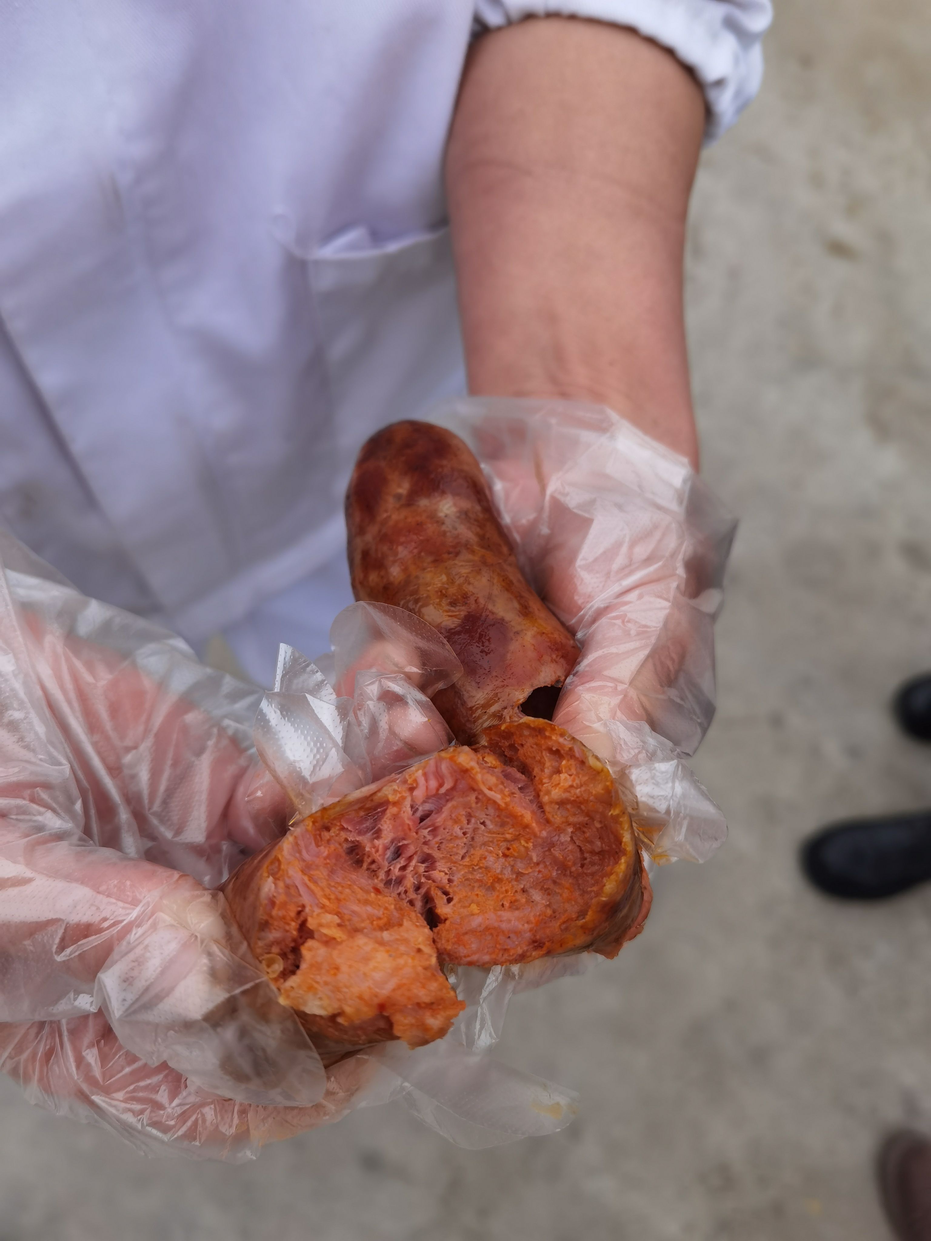 纯肉肠，麻辣，五香，两种口味，无淀粉，大块肉灌制，食材新鲜