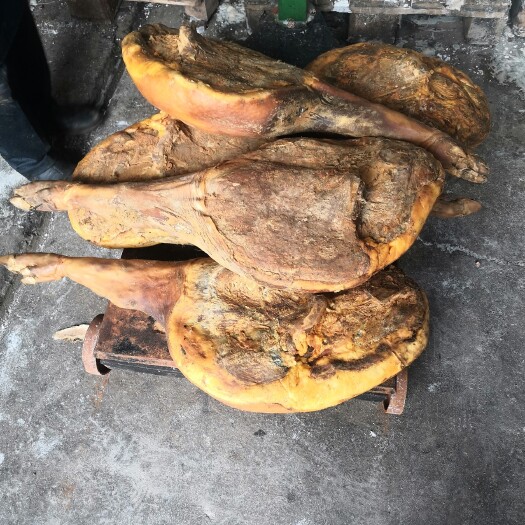 宣威市火腿 一年以上东北腿，腿型饱满，布满霉菌，香味十足，干的很