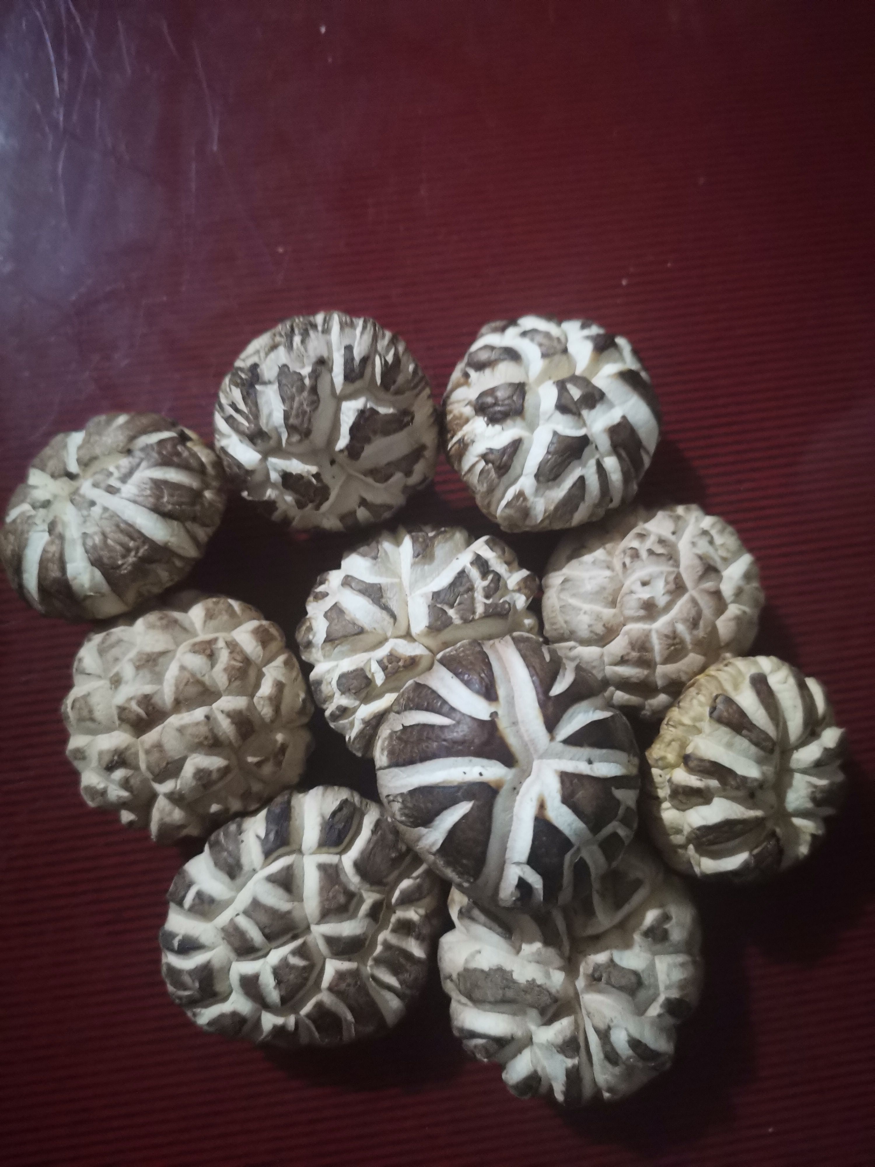 泌阳干香菇，白花菇   茶花菇，菇圆肉厚，产地直发，质量保证