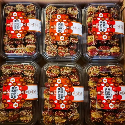 沧县枣夹核桃，优质芝麻，优质红枣，优质核桃仁组合而成
