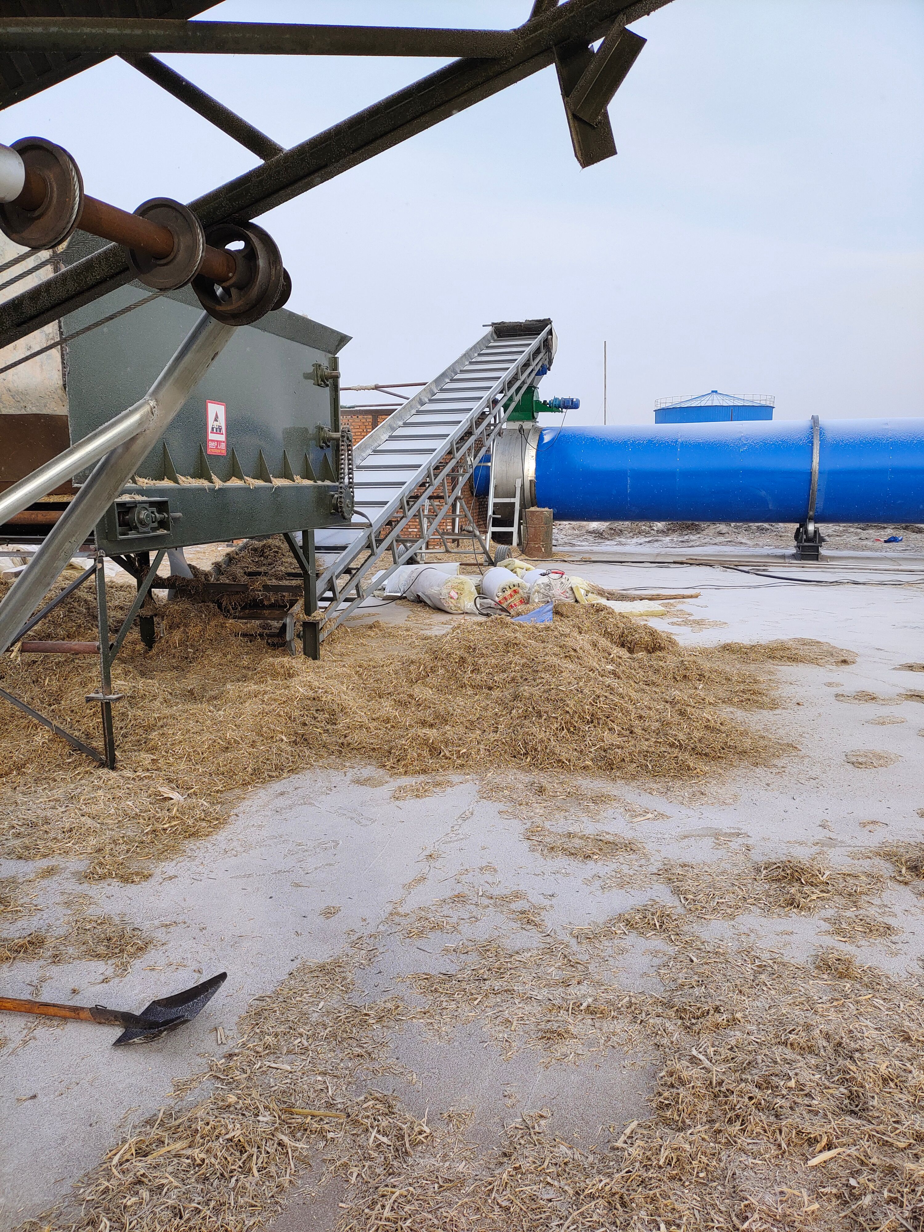 双辽市烘干过夏草  玉米秸秆 场地压块  能装33吨