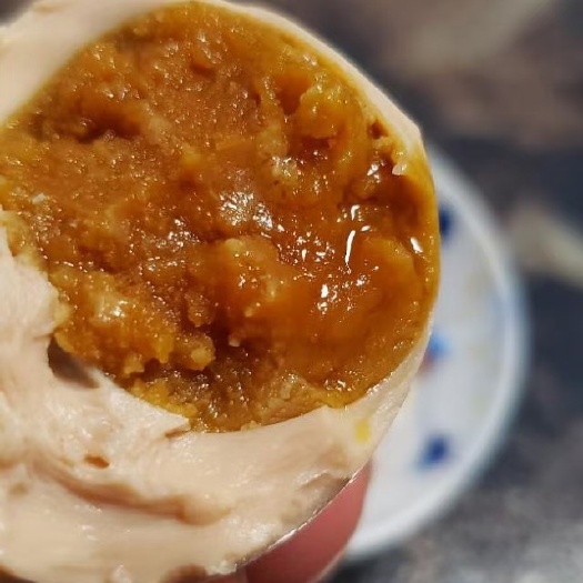 咸鸡蛋  麻酱鸡蛋，麻酱口很浓，咸淡正好，蛋黄沙香