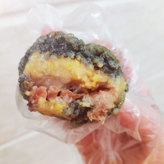 都安县粽子 广西都安黑米粽，里面馅料为肉+绿豆，口感软绵。