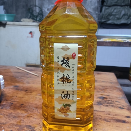 核桃油自家的核桃太阳光自晒液压冷榨产地直供价格优惠源汁源味。