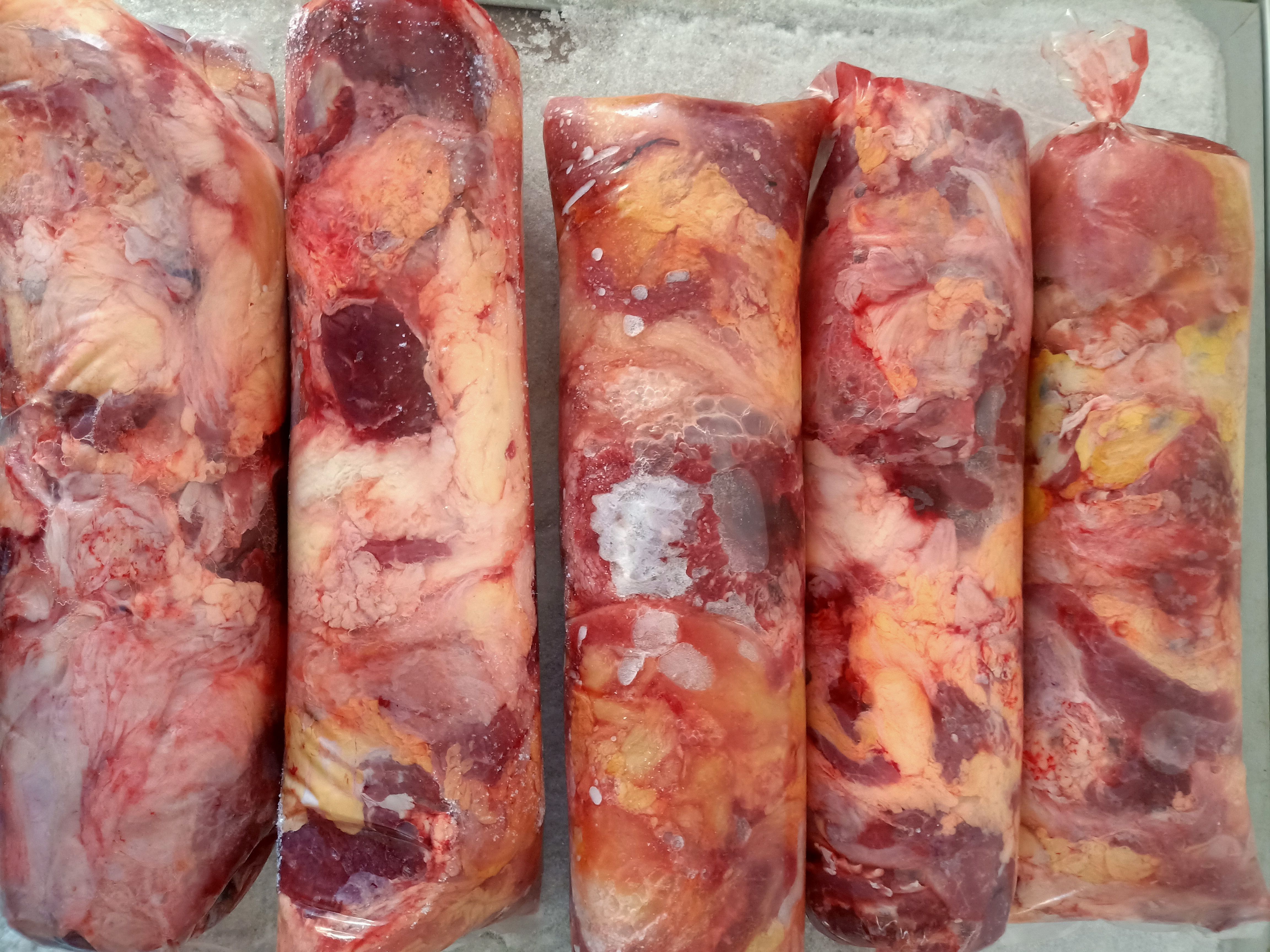 牛碎肉，拆骨肉，精修牛肉碎肉血管，筋皮，。质量优美，