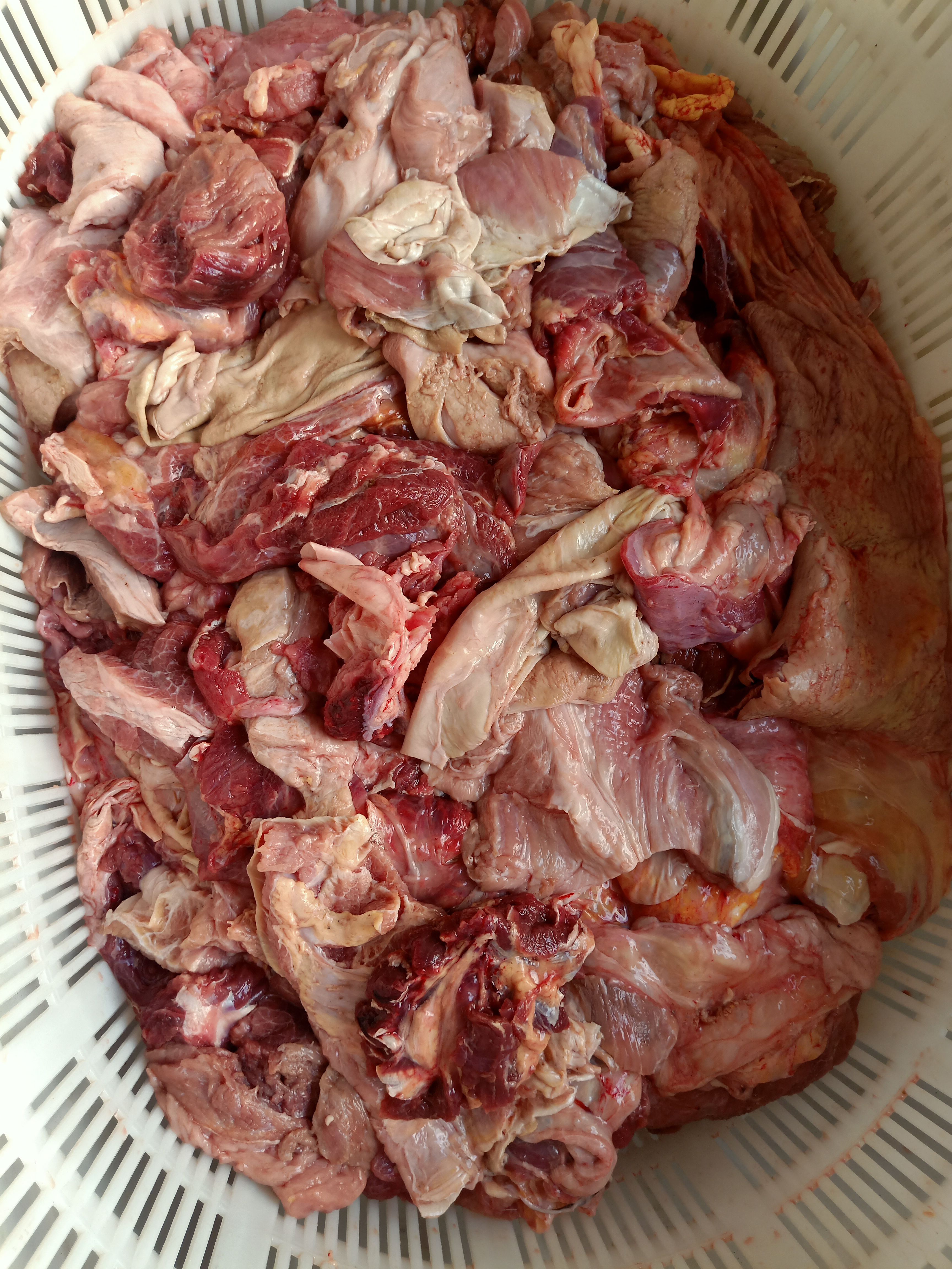 牛碎肉，拆骨肉，精修牛肉碎肉血管，筋皮，。质量优美，