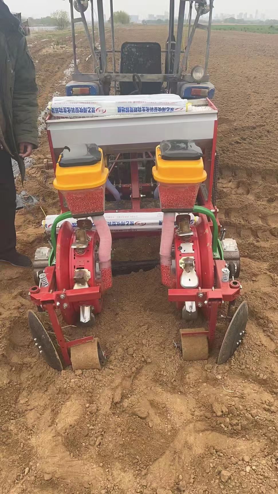 免耕播种机 膜上打孔玉米播种机精播一次一粒大豆花生播种机施肥