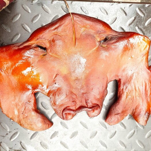 湖南烟熏腊猪脸。烟熏猪脸。猪头肉。农家乐酒店地摊特色食材。