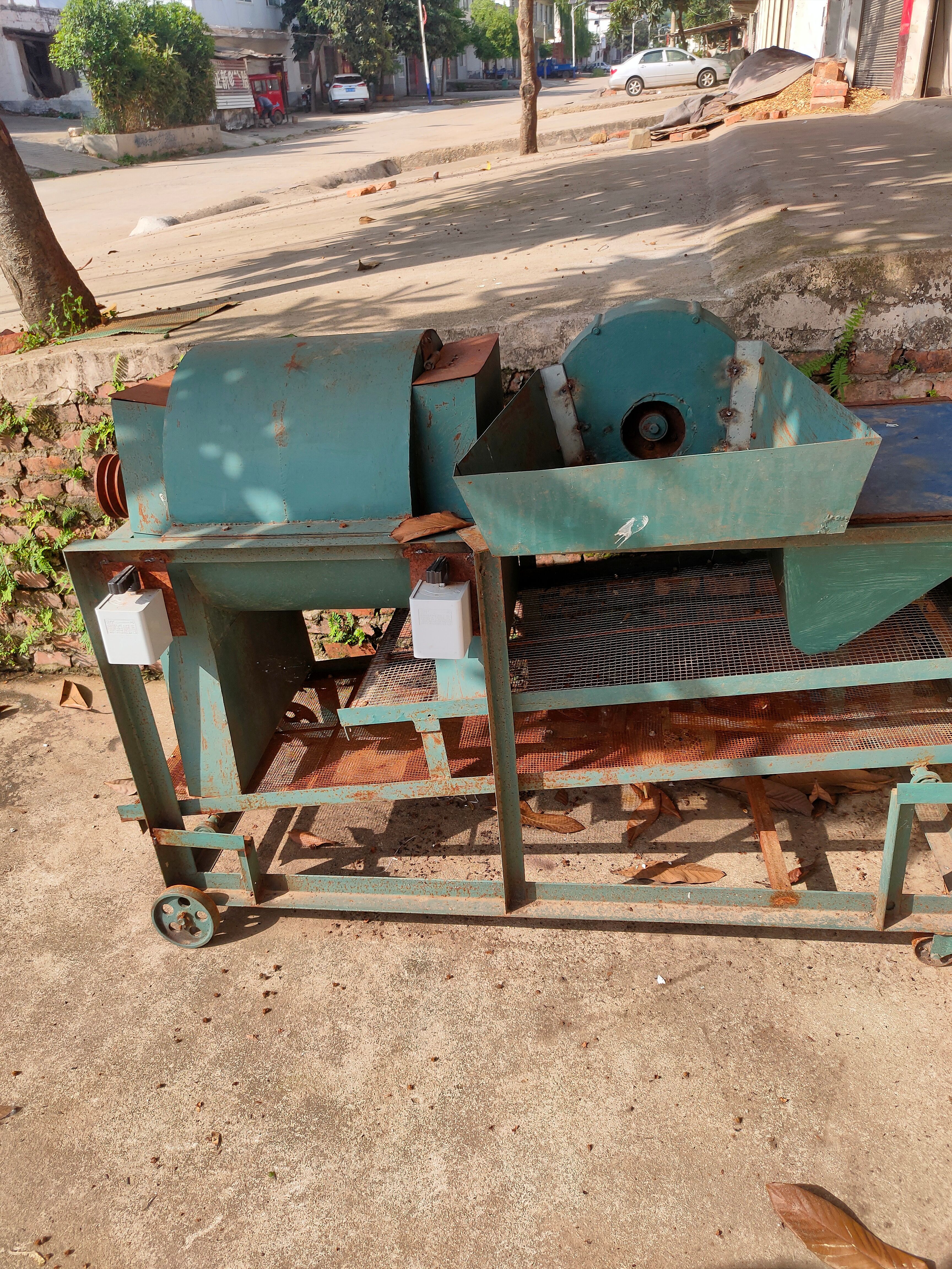 内乡县出售各种橡子剥皮机，黄姜切片机，各种切片机，青冈米橡剥皮机。