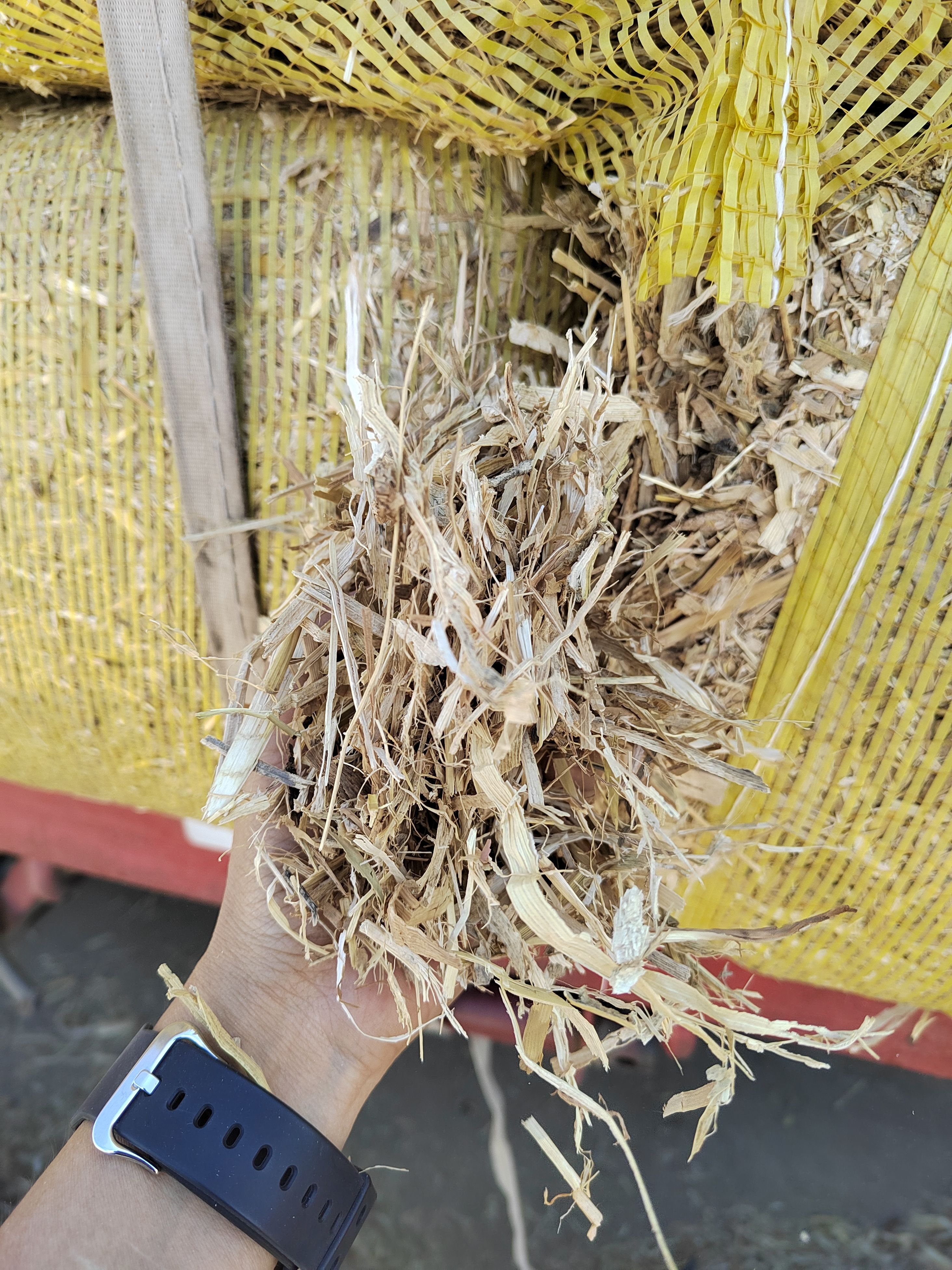 玉米秸秆揉丝大包，小包 草球，均有销售。草质保证，干白净。