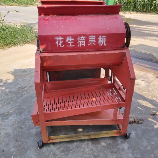 花生摘果机，两相电2.8千瓦电机做动力，1天可以摘2亩地