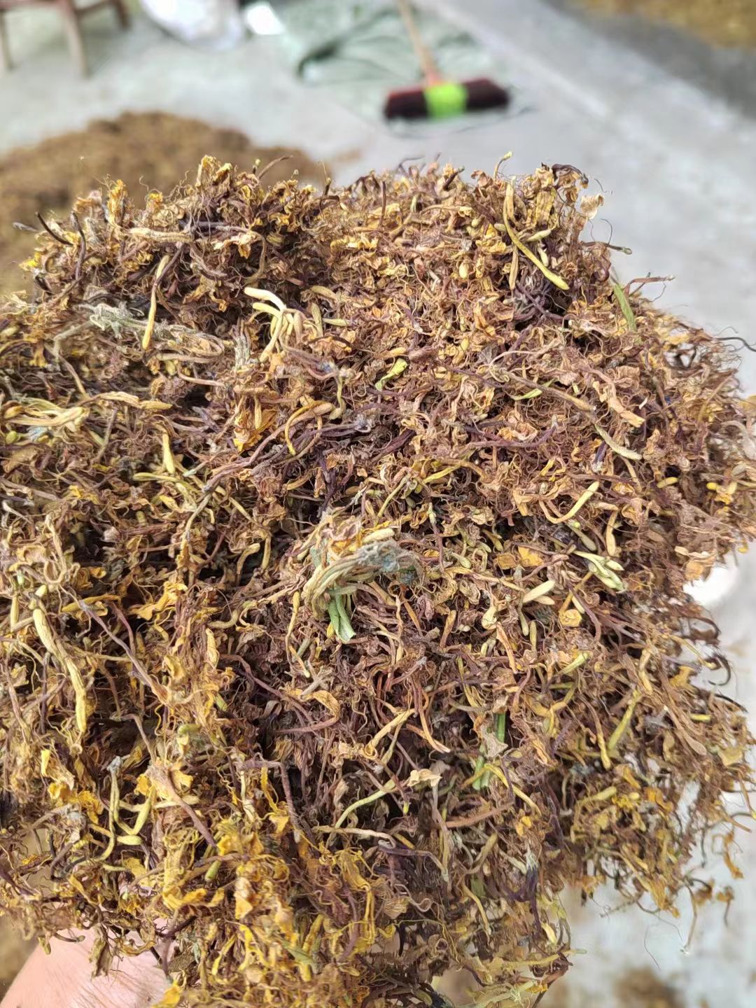 天然金银花，太阳晒干， 干透无霉无硫 叶子枝头少 香味浓郁