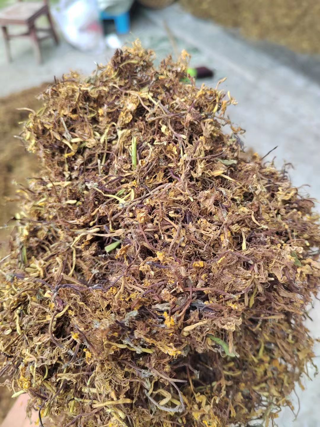天然金银花，太阳晒干， 干透无霉无硫 叶子枝头少 香味浓郁