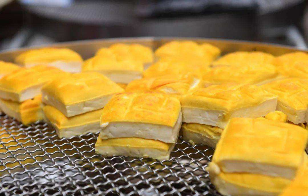阳春市黄金豆饼，嫩滑爽口、营养丰富，农家纯手工制作的有机豆制品。
