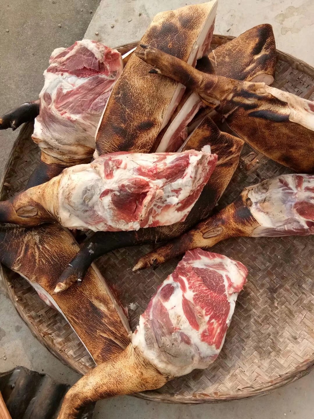 农户自养生猪腌制柴火烟熏腊肉