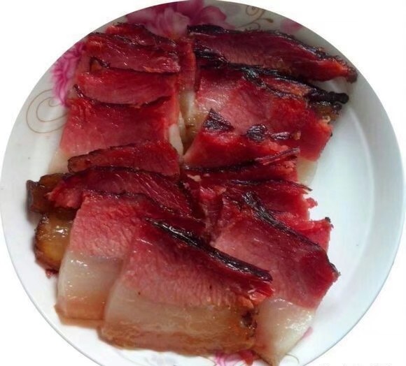农户自养生猪腌制柴火烟熏腊肉