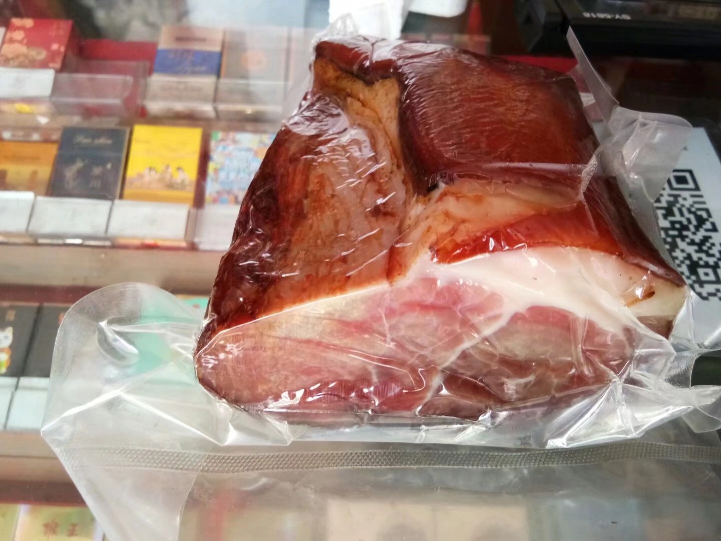 农户自养生猪腌制柴火烟熏腊肉