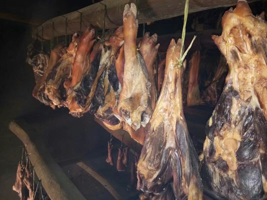 农户自养生猪腌制柴火烟熏腊肉
