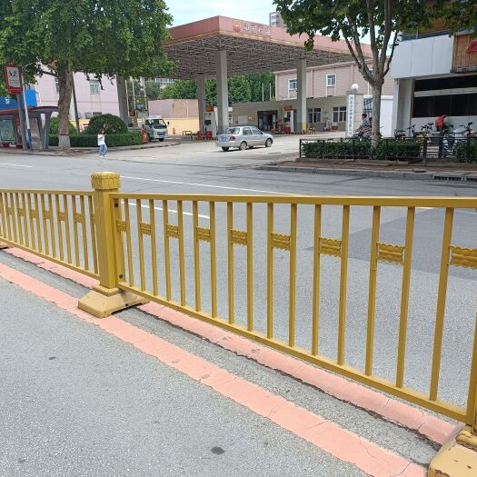 安平县市政护栏用于道路中央隔离使用，黄金护栏，黄金护栏厂家