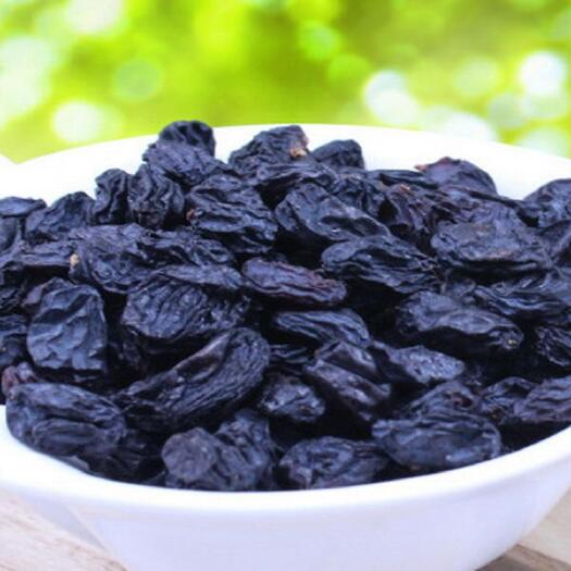 博乐市新疆吐鲁番市晾晒的葡萄干无核紫