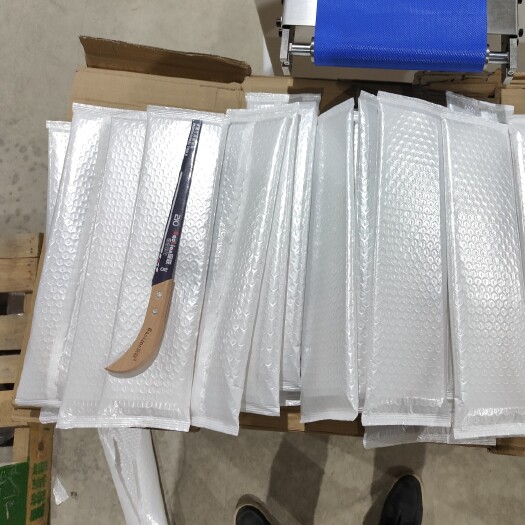 佛山枕式包装机 快递包装机，五金工具，快递打包机。气泡膜包装机，
