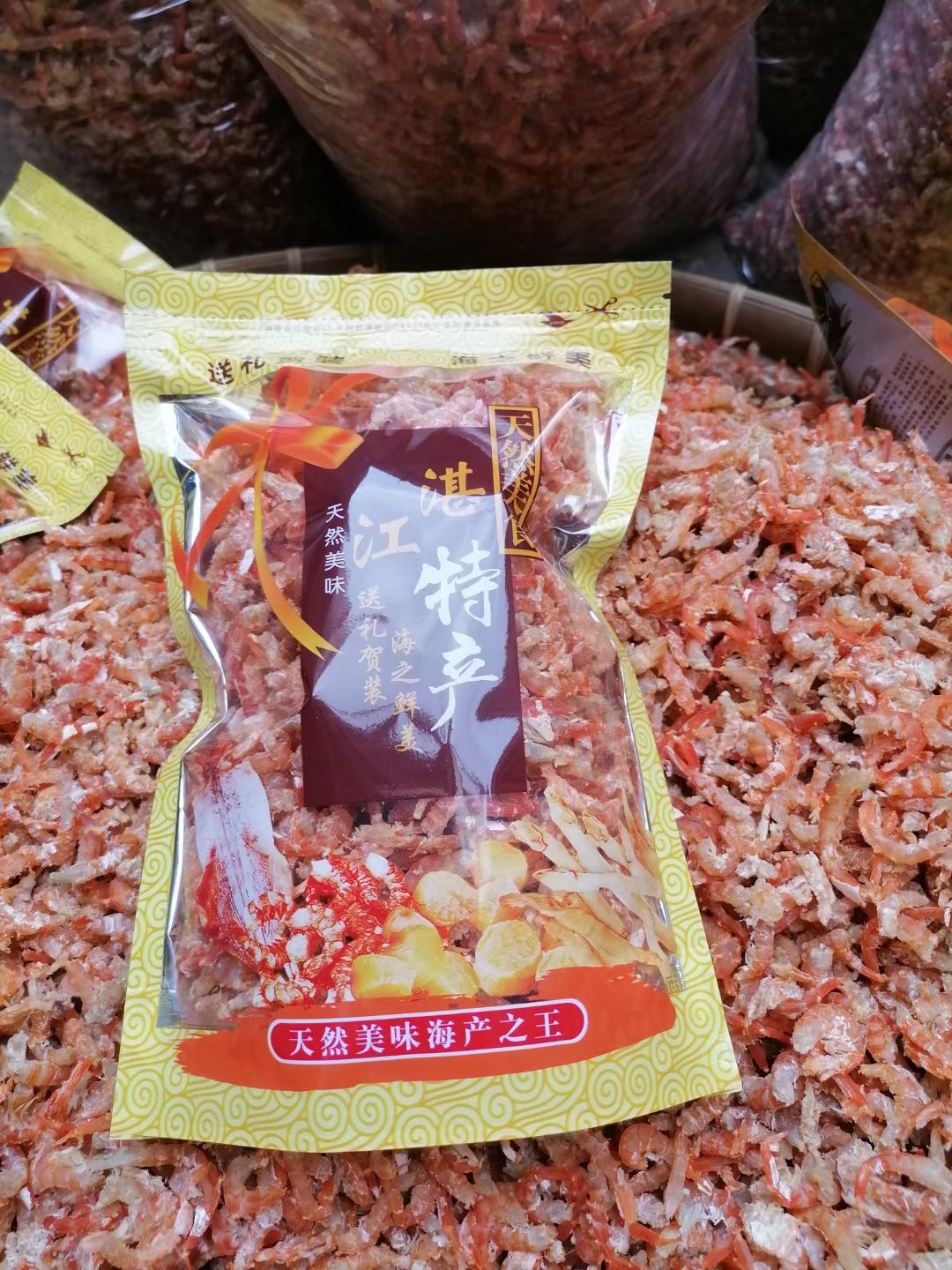 湛江徐闻本地虾干都是天然太阳晒干，工人手工剥虾皮，