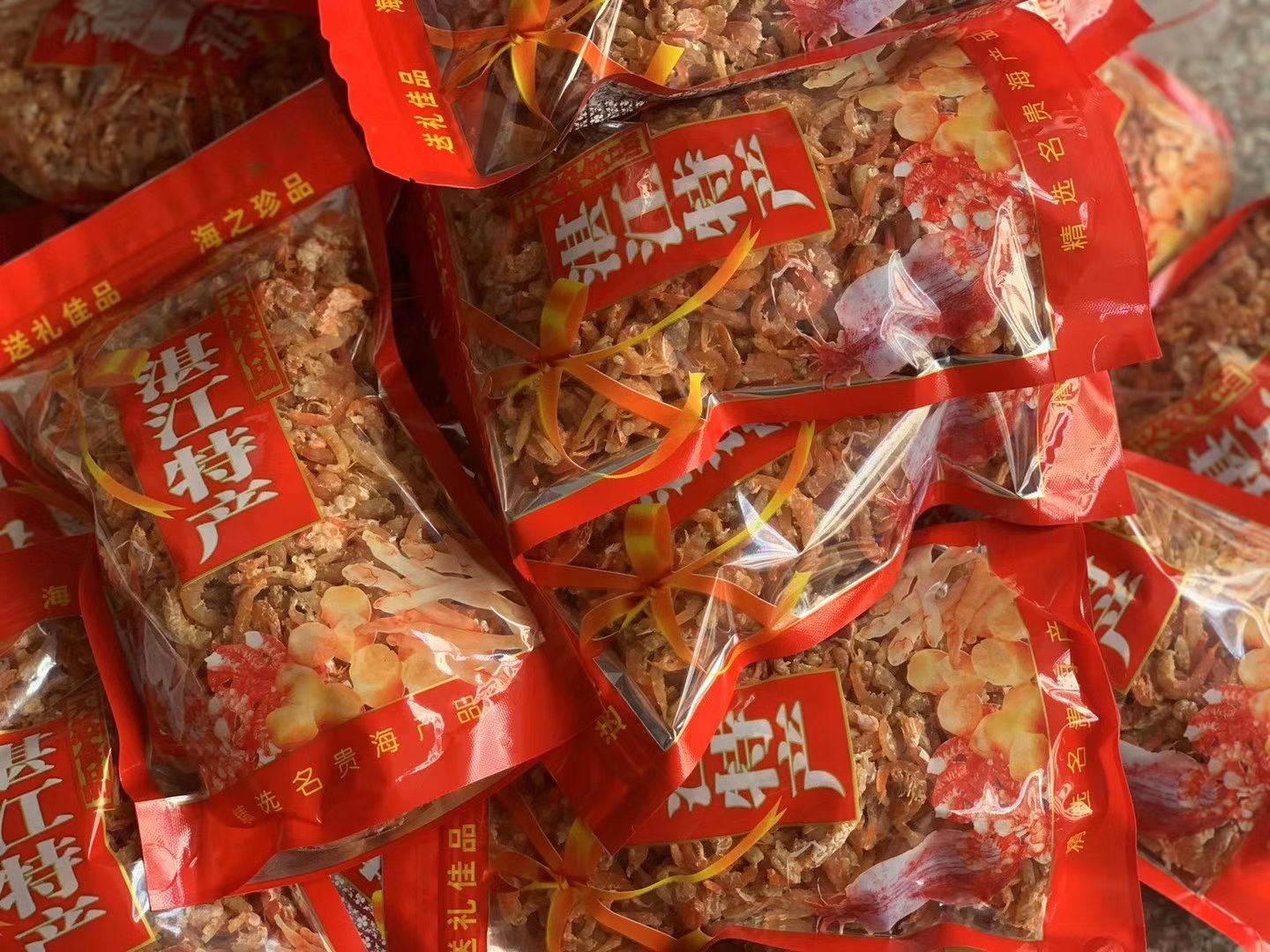 湛江徐闻本地虾干都是天然太阳晒干，工人手工剥虾皮，