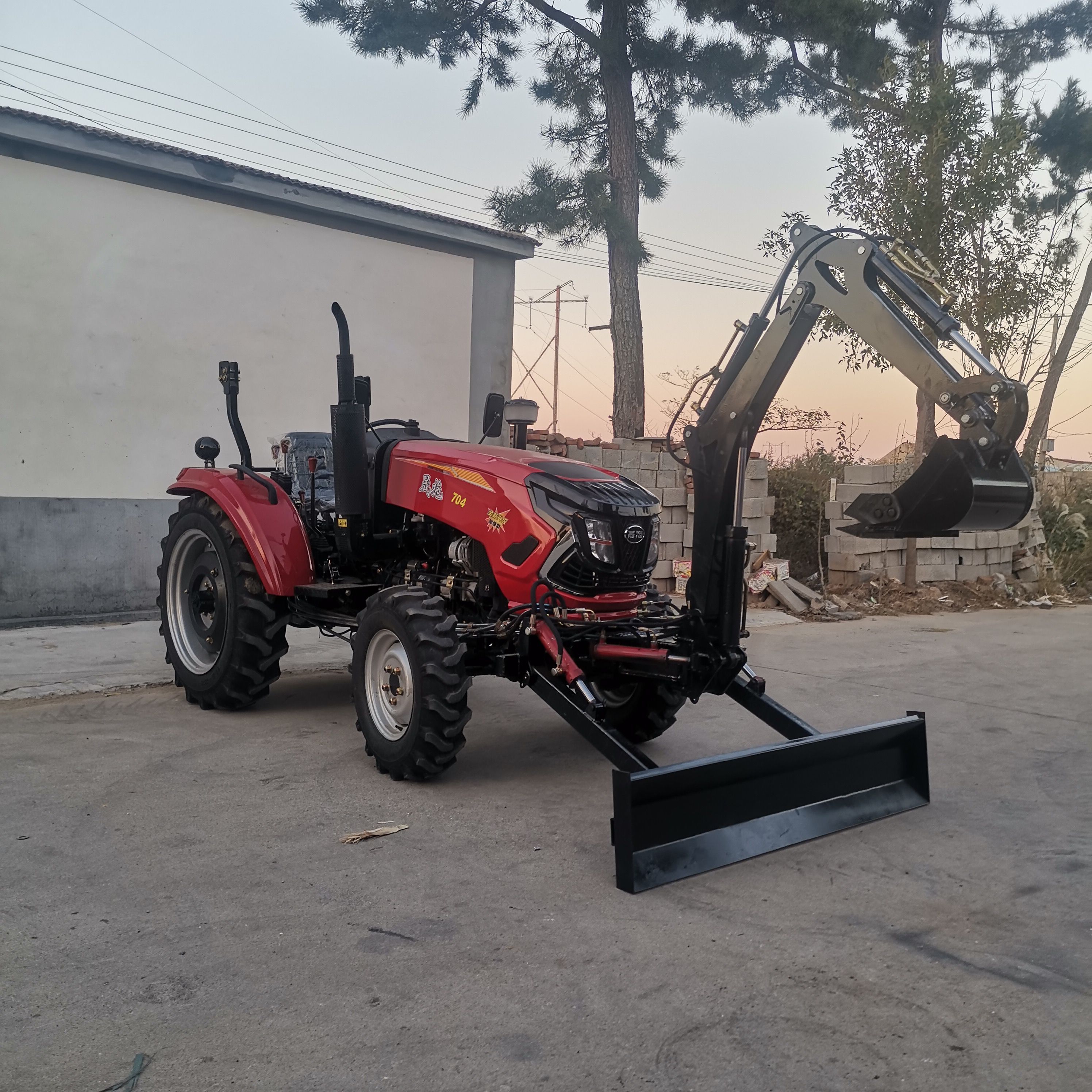 四轮轮式拖拉机晟拖704，加装挖机。