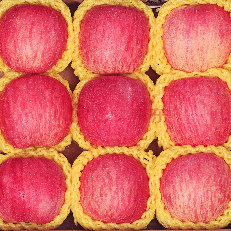 沂南县山东红富士苹果，果面干净，口感脆甜多汁，颜色全红