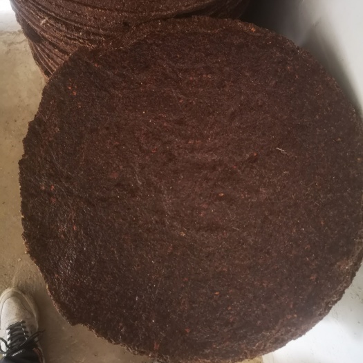 罗田县卧式压榨茶枯，刚刚上架，预计到12月中旬有60吨左右。