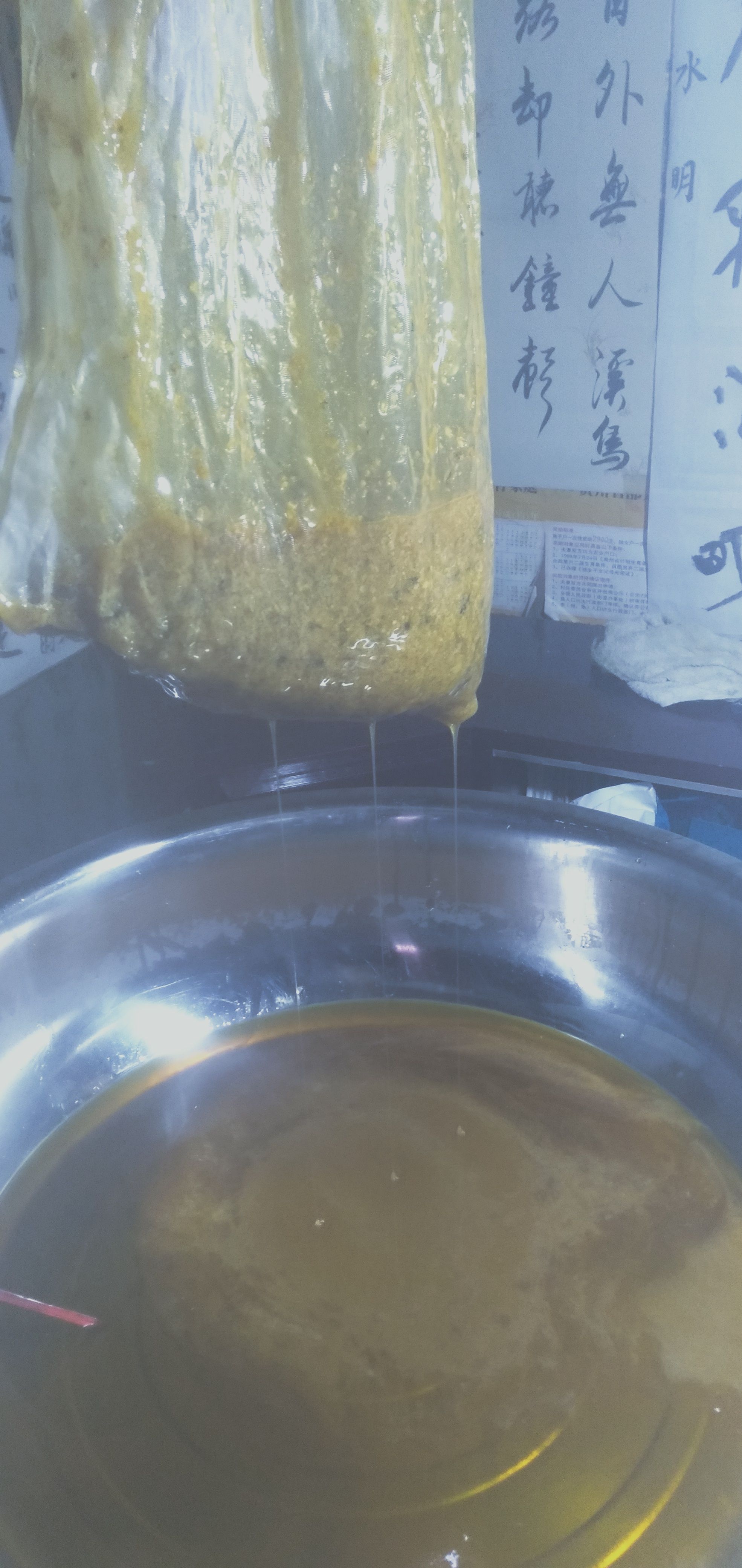 山里
的土蜂蜜，。天然蜜，浓度高，口感好，假一陪十，放心选购