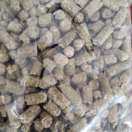 玉米秸秆颗粒，高温灭菌，粗纤维＜36粗灰粉<13，水份<14