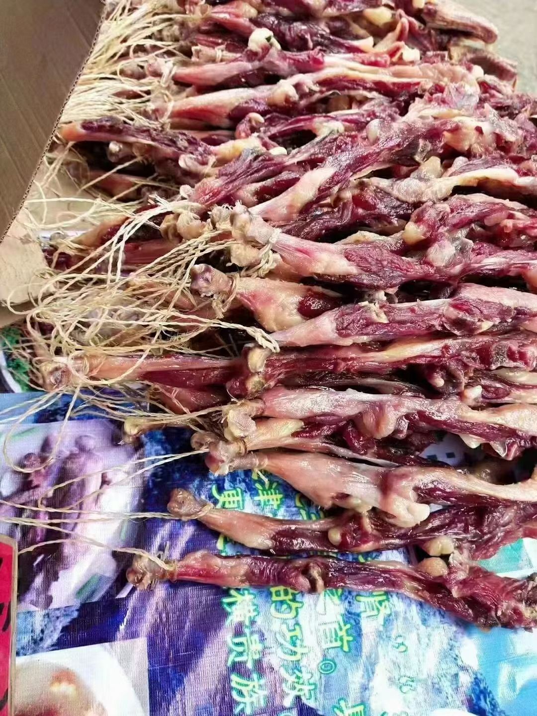 江湖地摊展销会农村赶集，年货腌腊肉制品腊鸭条批发